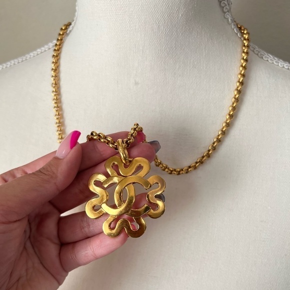 CHANEL Vintage CC Clover Pendant Necklace - Picture 2 of 7